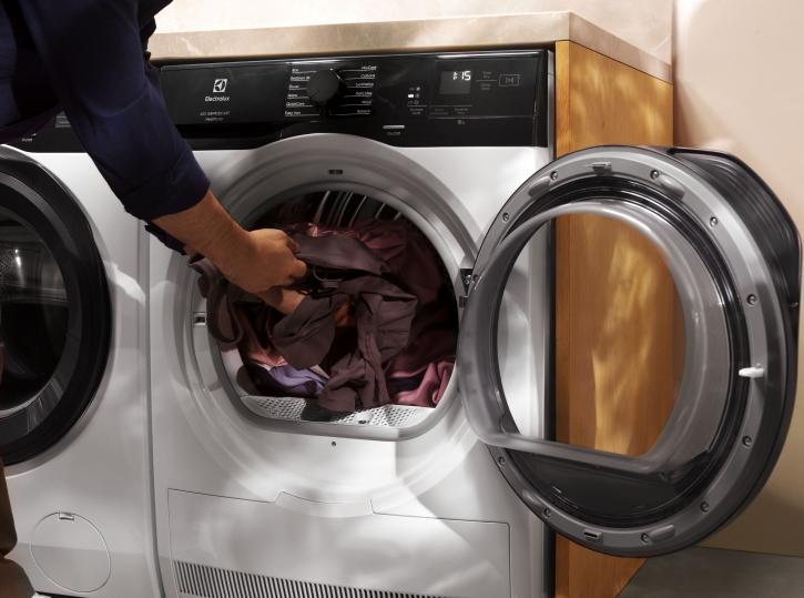 Suche ubrania w zaledwie 75 minut. Poznaj program QuickCare w suszarce Electrolux.