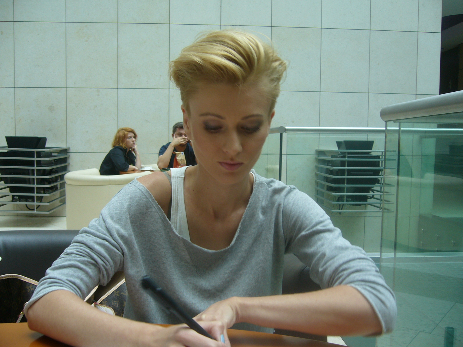 Katarzyna Zdanowicz podczas pisania pozdrowień dla TVNFakty.pl (zdjęcie: Mateusz Bugajski)